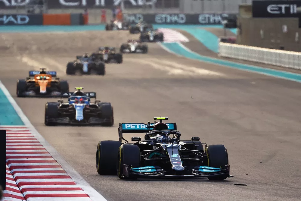 Valtteri Bottas, Mercedes W12, Esteban Ocon, Alpine A521, Daniel Ricciardo, McLaren MCL35M