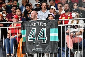 Így ünnepelte Hamilton és a Mercedes Verstappenék legyőzését