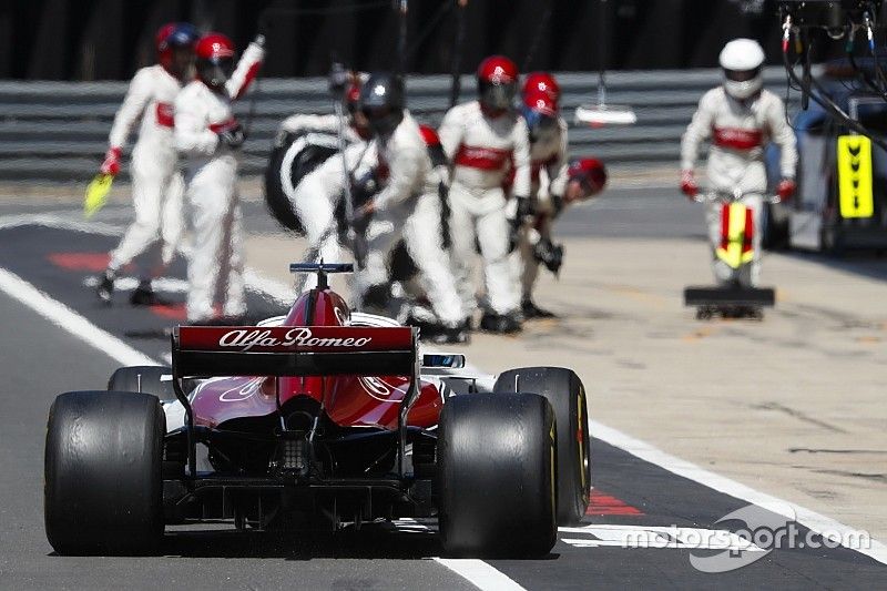 Marcus Ericsson, Sauber C37, rientra per un pit stop