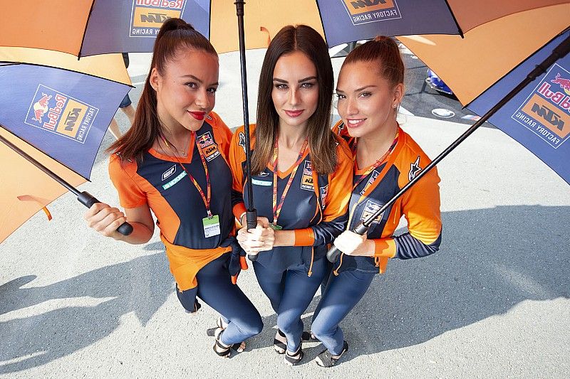 Grid girls roubam cena nos bastidores da MotoGP na Alemanha