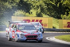 Megint a rajton múlt Michelisz sikere, végül második lett Tarquini mögött