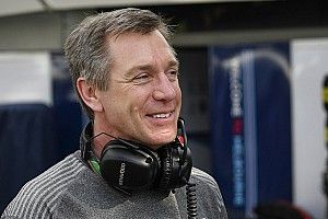 Az FIA McLaren-veteránnal erősít a 2022-es változásokhoz