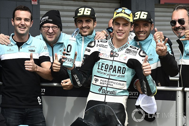 Moto3豪州決勝:降雨で赤旗終了。ミルが制し王者に。佐々木7位