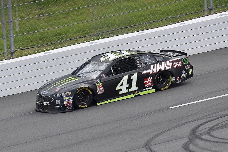 Kurt Busch toma la pole position en Michigan y Suárez 22