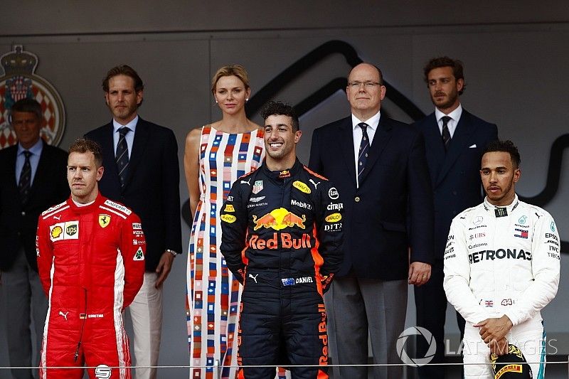 Race winner ctorr Daniel Ricciardo, Red Bull Raodium with Sebastian Vettel, Ferrari, Lewis Hamilton, Mercedes AMG F1 and the Prince Albert of Monaco