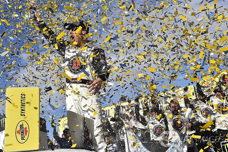 Harvick suma su segundo triunfo dominando en Las Vegas