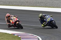 Valentino Rossi dice que Márquez no tuvo "agallas"