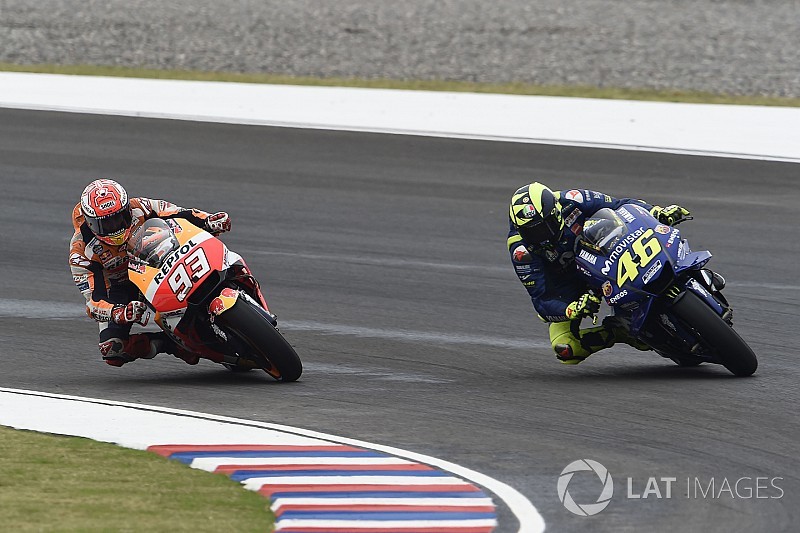 Valentino Rossi dice que Márquez no tuvo "agallas"