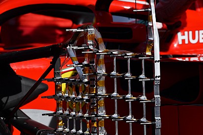 Test Barcellona: la Ferrari sulla SF71H ha montato anche un... cancello!
