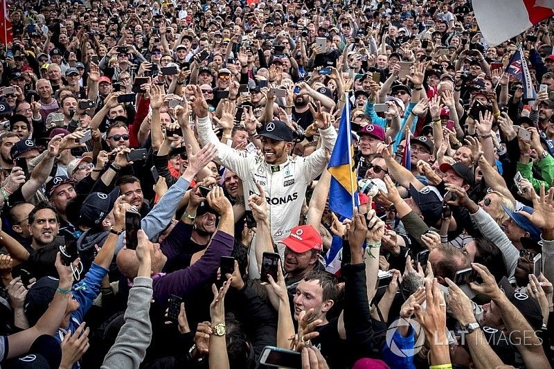Race winner Lewis Hamilton, Mercedes AMG F1, celebrates victory with the fans