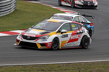 Munkong Sathienthirakul sulla Opel della DG Sport a Buriram