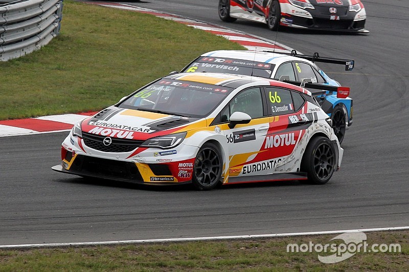 Munkong Sathienthirakul sulla Opel della DG Sport a Buriram