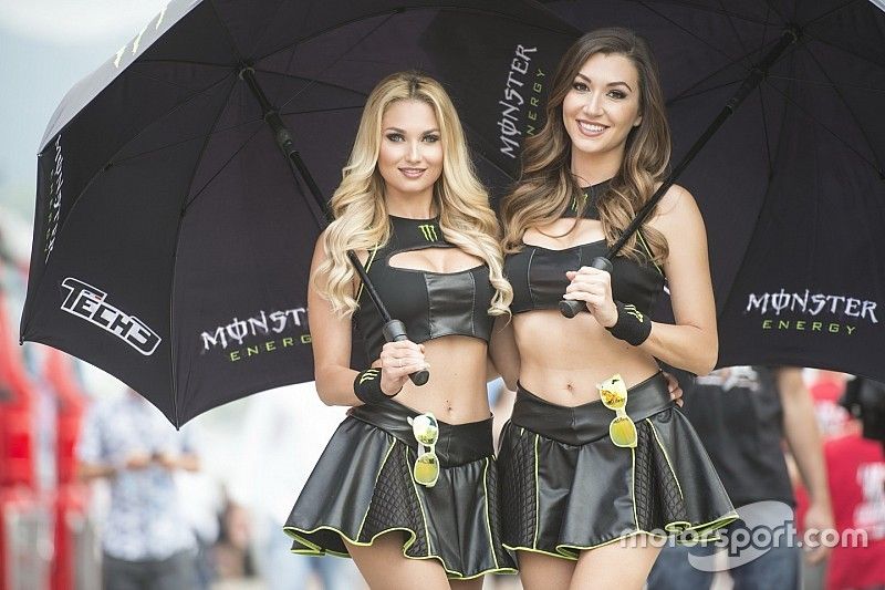Grid girls italianas dão toque feminino à MotoGP em Mugello