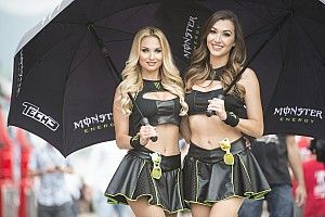 Grid girls italianas dão toque feminino à MotoGP em Mugello