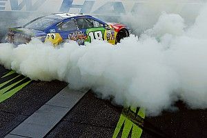 Дым, овалы и американский флаг. Как гонщики NASCAR праздновали победы
