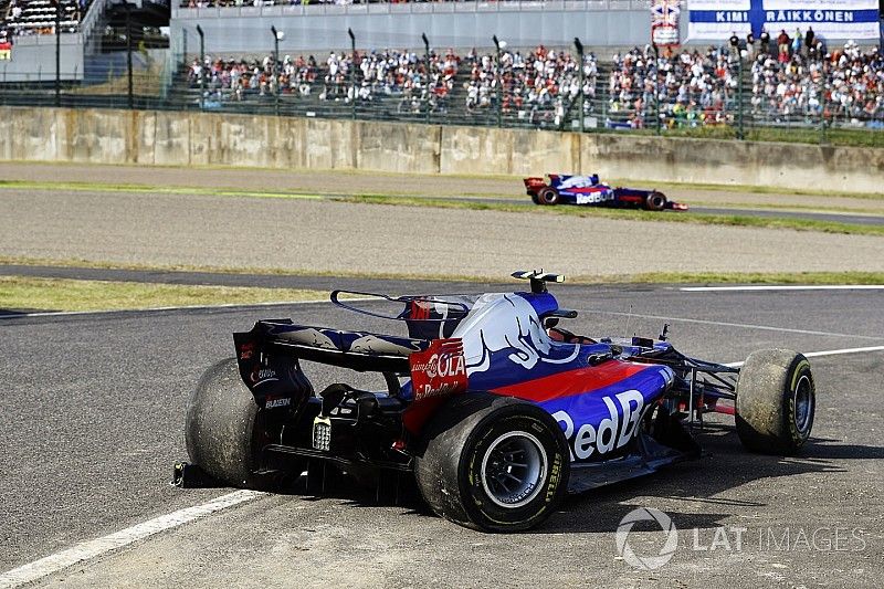 Pierre Gasly, Scuderia Toro Rosso STR12, pasa el coche chocado de Carlos Sainz Jr., Scuderia Toro Rosso STR12