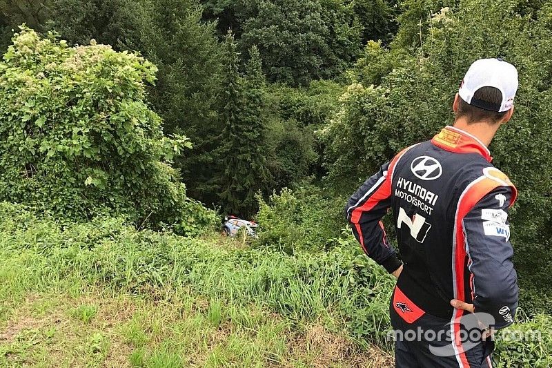 Dani Sordo mira su Hyundai i20 WRC