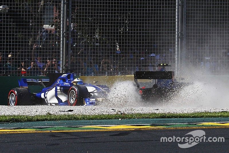 Marcus Ericsson, Sauber C36, ve Kevin Magnussen, Haas F1 Team VF-17, collide