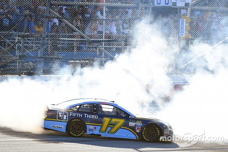 Стенхаус одержал первую победу в NASCAR Cup в гонке с массовой аварией