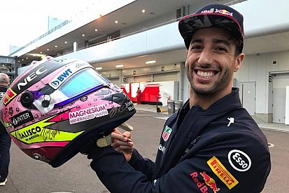 Pilotos de F1 firman casco de Checo para apoyar a damnificados en México