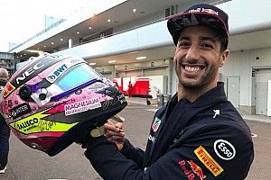 Pilotos de F1 firman casco de Checo para apoyar a damnificados en México