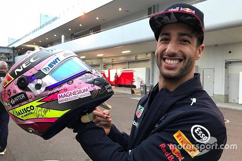 Pilotos de F1 firman casco de Checo para apoyar a damnificados en México