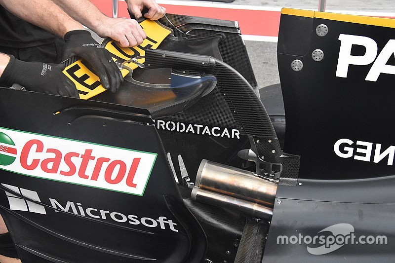 Renault: l'ala posteriore con il profilo a... banana