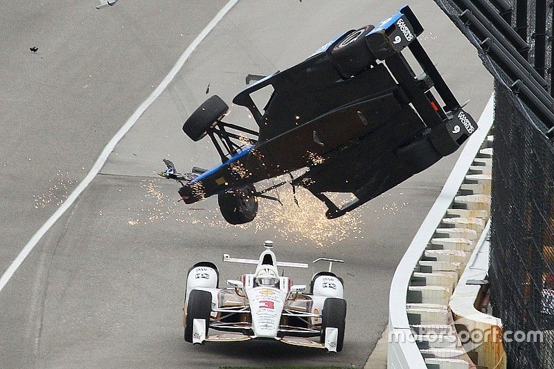 Scott Dixon, Chip Ganassi Racing Honda crash, Helio Castroneves, Team Penske Chevrolet, drives under