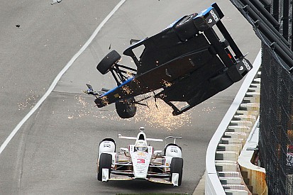 Foto's: De crash van Scott Dixon in de Indy 500