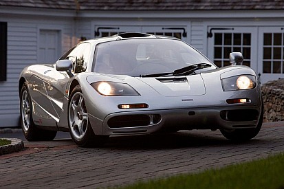 Nem semmi: Hamilton egy McLaren F1-gyel Beverly Hillsben