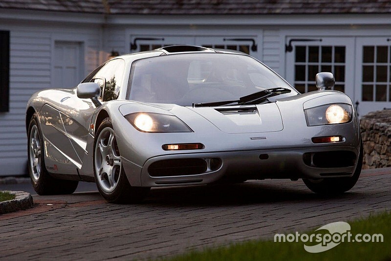Nem semmi: Hamilton egy McLaren F1-gyel Beverly Hillsben