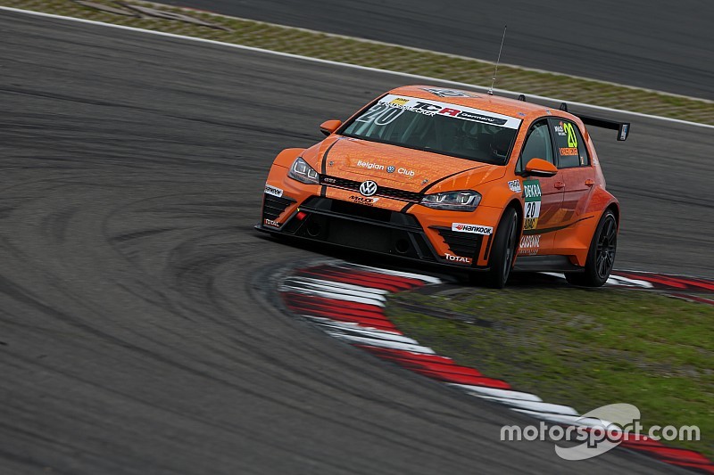 Stienes Longin a Mettet con la Golf della Milo Racing