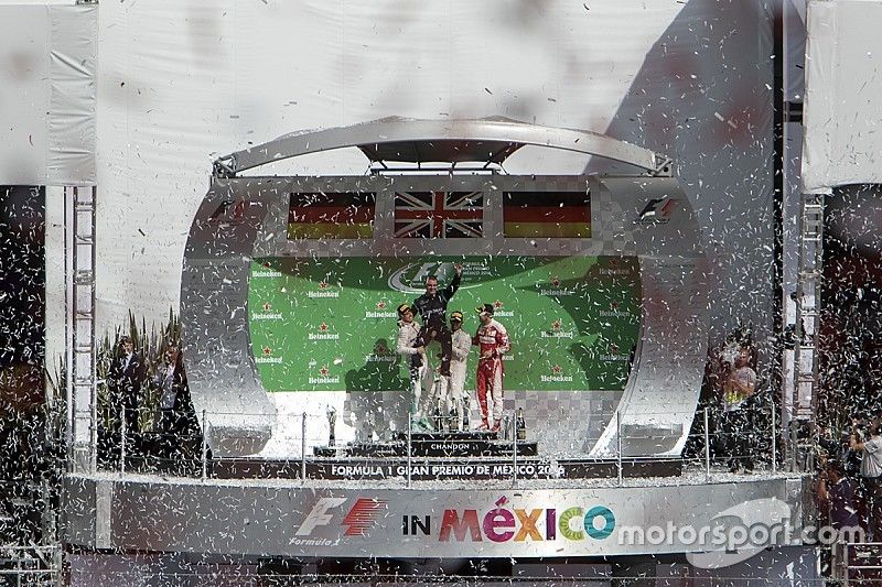 Podio: ganador de la carrera Lewis Hamilton, Mercedes AMG F1, segundo lugar tercer lugar de Nico Ros