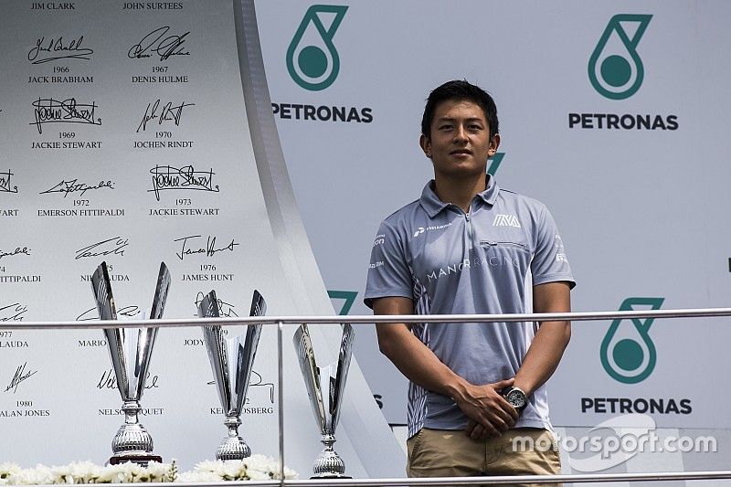 Rio Haryanto mendapat kehormatan di Malaysia, berikan piala di podium GP3