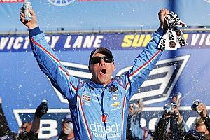 Harvick wins his way into the second round of the Chase