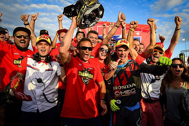 Tim Gajser juara dunia MXGP 2016