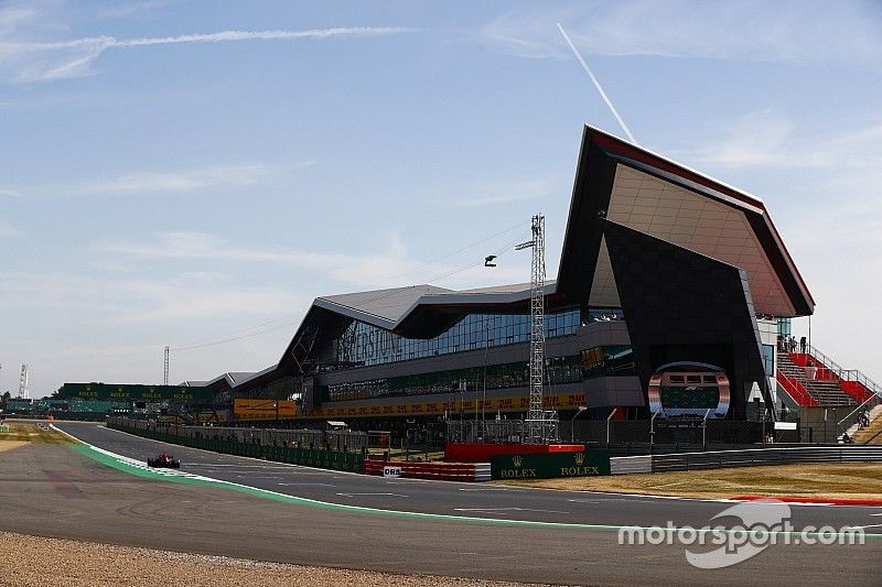 ¿De dónde vienen los nombres de las curvas de Silverstone?
