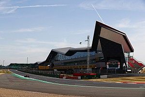 ¿De dónde vienen los nombres de las curvas de Silverstone?
