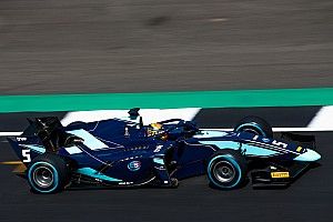 Albon conquista la Feature Race a Silverstone, Russell prova la fuga in classifica