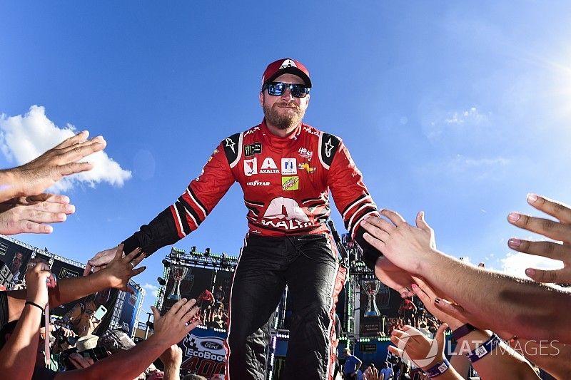 Dale Earnhardt Jr. honored at 2017 NASCAR Awards in Las Vegas