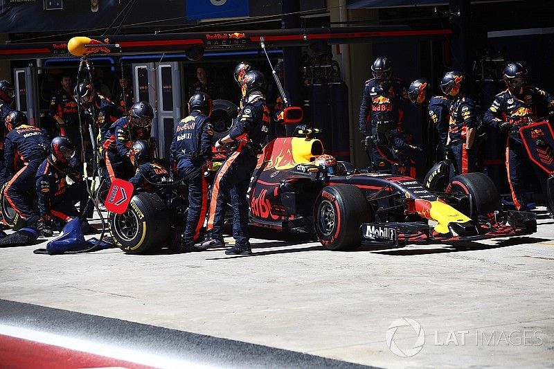 Max Verstappen, Red Bull Racing RB13, pit stop action