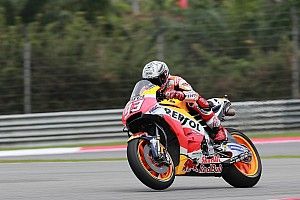 EL4 - Márquez manque de chuter, et termine en tête