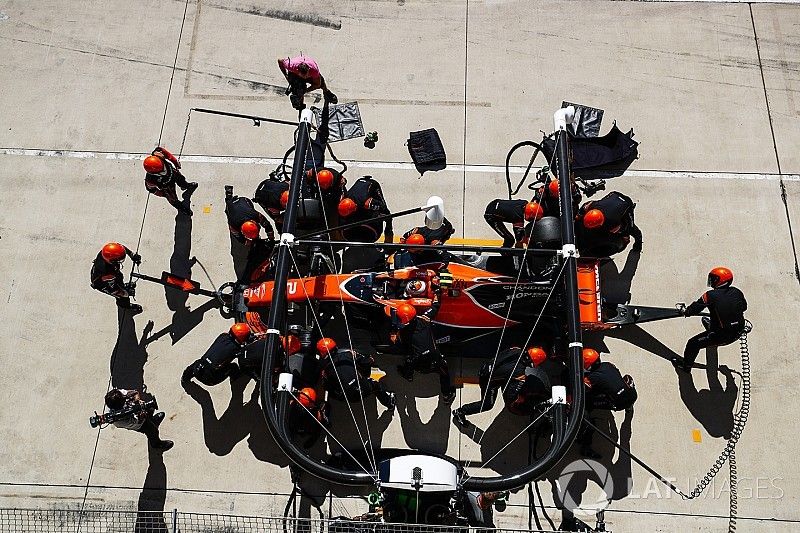 Stoffel Vandoorne, McLaren MCL32, pit stop