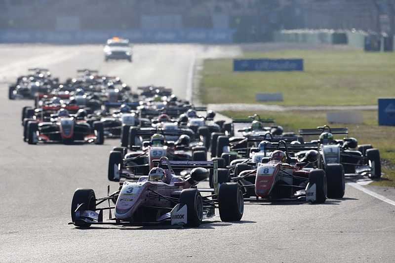 Start of the race, Maximilian Günther, Prema Powerteam Dallara F317 - Mercedes-Benz leads