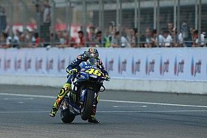 Rossi asegura Yamaha la está "pasando mal" con la electrónica