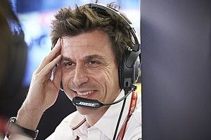 Вольф встал на защиту странной тактики Ferrari
