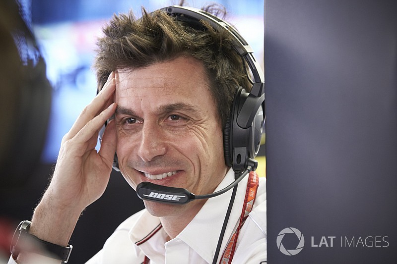 Вольф встал на защиту странной тактики Ferrari