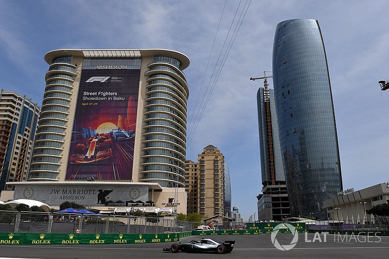 Bottas lidera una intensa primera sesión en Bakú