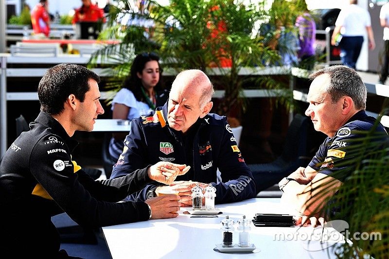 Paul Monaghan, Red Bull Racing Chief Engineer, Remi Taffin, Head of Renault Sport F1 Track Operations en Adrian Newey, Red Bull Racing