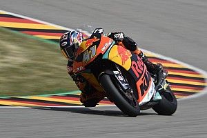 Binder vence briga a 3 e ganha primeira na Moto2